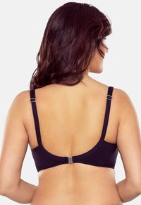 Reggiseno nero con spalline regolabili, tessuto liscio e chiusura a gancio sul retro, che mostra un design a scollo basso e uno stile minimalista.