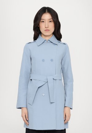 Heled sinine trench coat, millel on topeltkinnitatud disain, suured nööbid, küljetaskud ja seotud vöö. Sile kangas ja hästi istuv mudel.