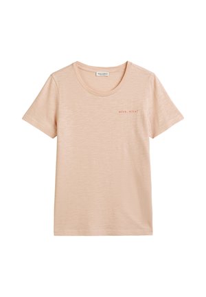 Pfirsichfarbiges T-Shirt mit kurzen Ärmeln und rundem Halsauschnitt aus dezent strukturierter Stoff. Auf der linken Brust ist der Text "nice, nice!" in Rot aufgedruckt.