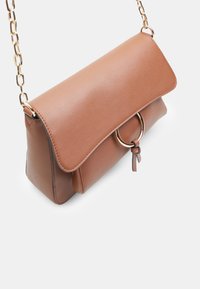 Borsa a tracolla in pelle marrone con chiusura a pattina, tracolla in catena dorata, dettaglio ad anello circolare e finitura testurizzata. Accento di nodo notevole sul lato.