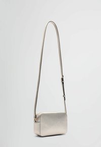 Srebrna torebka crossbody o prostokątnym kształcie, teksturowanym wykończeniu, regulowanym pasku i zamkiem błyskawicznym u góry. Minimalistyczny design i subtelne akcenty sprzętowe.