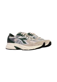 Scarpe da corsa con un mix di materiali grigio chiaro e verde scuro, tomaia in rete, suola in gomma e dettagli riflettenti sui lati.