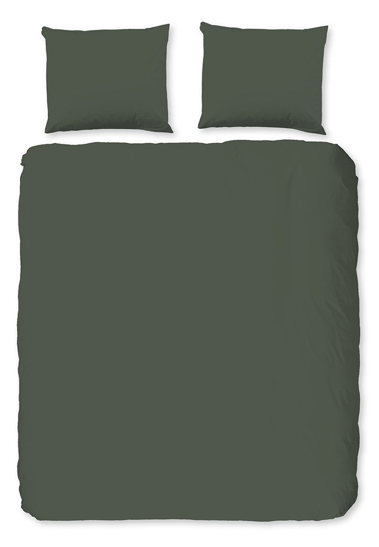 Juego de ropa de cama de color verde oscuro que incluye una funda nórdica y dos fundas de almohada a juego. Fabricado con material suave y de textura lisa.