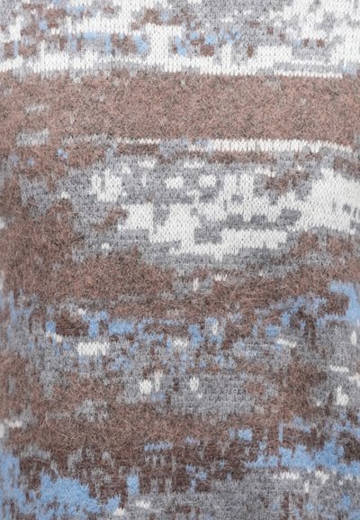 Pleteni material z madežastim vzorcem v odtenkih rjave, sive in svetlo modre barve. Tekstura je videti puhasta z mehkim, toplim občutkom.