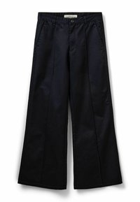 Levät lahkeet farkut tummansinisestä kankaasta, joissa on napitus, etutaskut ja erottuvat taittoviivat viimeistellyn ilmeen saavuttamiseksi.