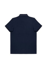 Granatowa koszulka polo z krótkimi rękawami, z klasycznym kołnierzykiem i kontrastowym wykończeniem na kołnierzyku oraz rękawach. Gładka faktura materiału.