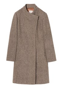 Abrigo de lana en tweed marrón con un cuello alto, corte recto, mangas largas y bolsillos laterales; presenta un sutil patrón moteado multicolor.