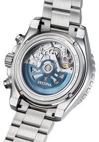 Orologio in acciaio inossidabile argentato con un movimento blu visibile attraverso il fondello trasparente, caratterizzato da ingranaggi intricati e dettagli.