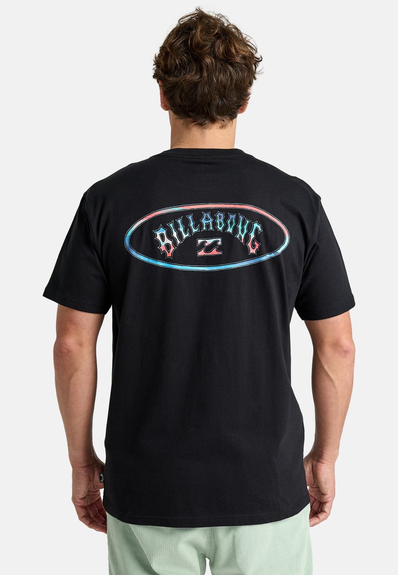 Sort bomulds T-shirt med et flerfarvet "Billabong" logo i ovalt design på ryggen. Kortærmet og med rund hals.