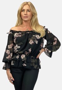 Czarna bluzka w kwiatowy wzór z dekoltem typu off-the-shoulder, falbaniastymi rękawami i elastycznym paskiem w talii; lekki materiał z luźnym krojem.