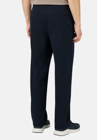 Jūras jēru zilas bikses no gludas, vieglas auduma ar taisnu kāju dizainu. Iespējo aizmugures kabatu un diskrētu zīmolu detalizāciju.