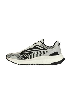 Baskets de sport gris clair et noir avec semelle blanche, accents en mesh et motifs géométriques sur le côté, vues de l’extérieur.