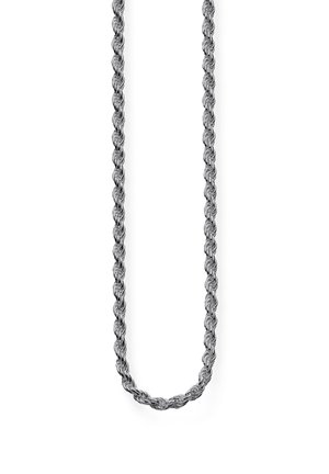 Collana a catena in corda intrecciata d'argento con forma ad anello arrotondato su sfondo bianco.