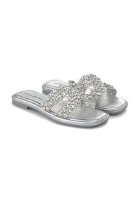 Sandali scivolati argento con cinturini decorati da strass tondi. Materiale liscio e lucido, design con punta aperta e soletta piatta.