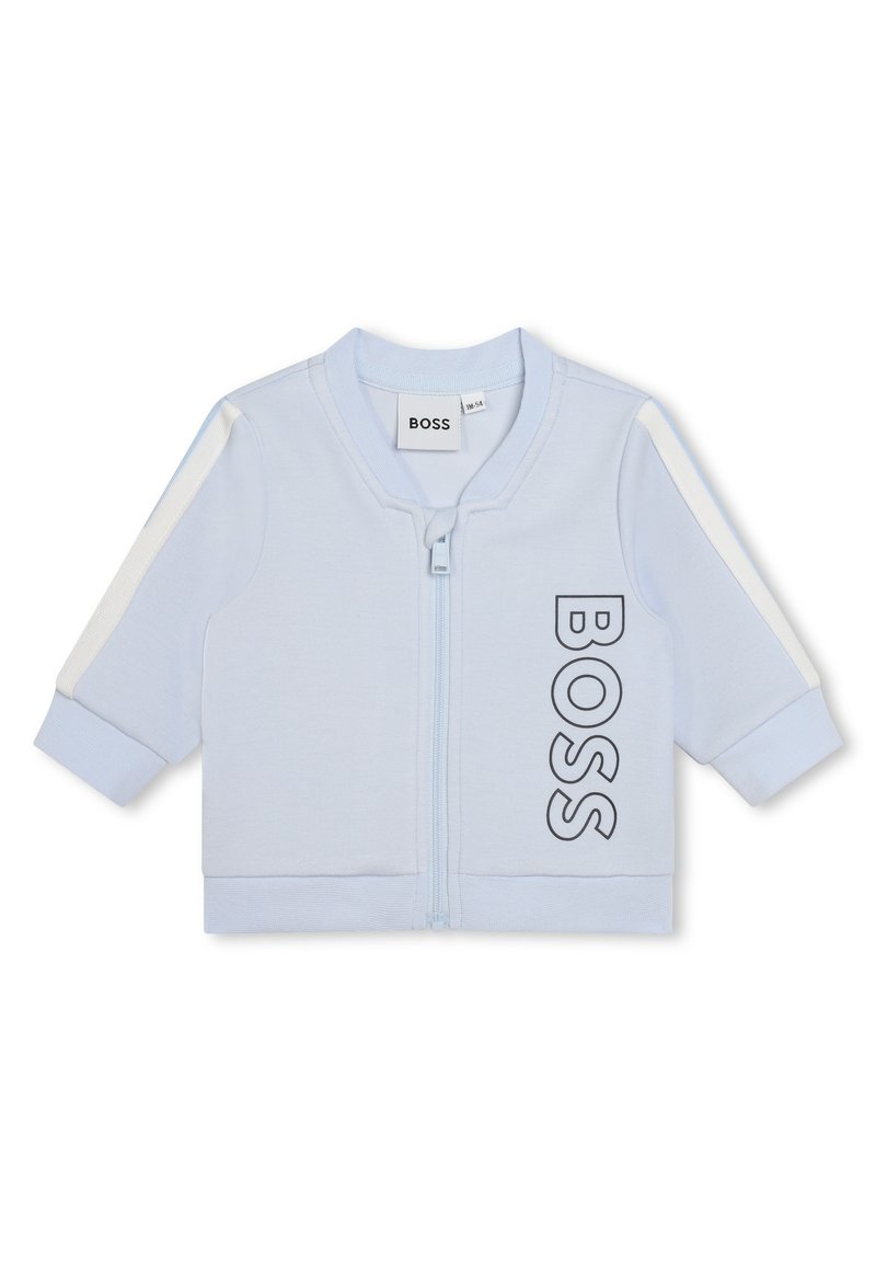 Chaqueta azul claro con cremallera hecha de tela suave. Presenta un llamativo estampado "BOSS" en el frente y franjas blancas en las mangas.