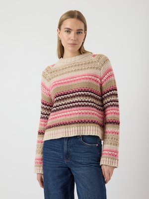 Maglione a maglia con strisce orizzontali nei colori rosa, beige e marrone, con colletto e polsini a coste, abbinato a un paio di jeans blu.