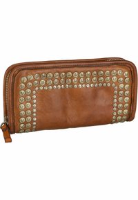 Portafoglio in pelle marrone con borchie argentate che formano un motivo decorativo attorno ai bordi. Presenta una chiusura con zip e un cinturino da polso.