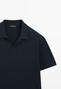 Polo manches courtes bleu marine foncé avec col classique et couture au niveau du col, étiqueté Massimo Dutti.