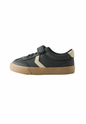 Czarne sneakersy z rzepem i sznurowadłami, z beżowym akcentem z boku i teksturowaną gumową podeszwą.