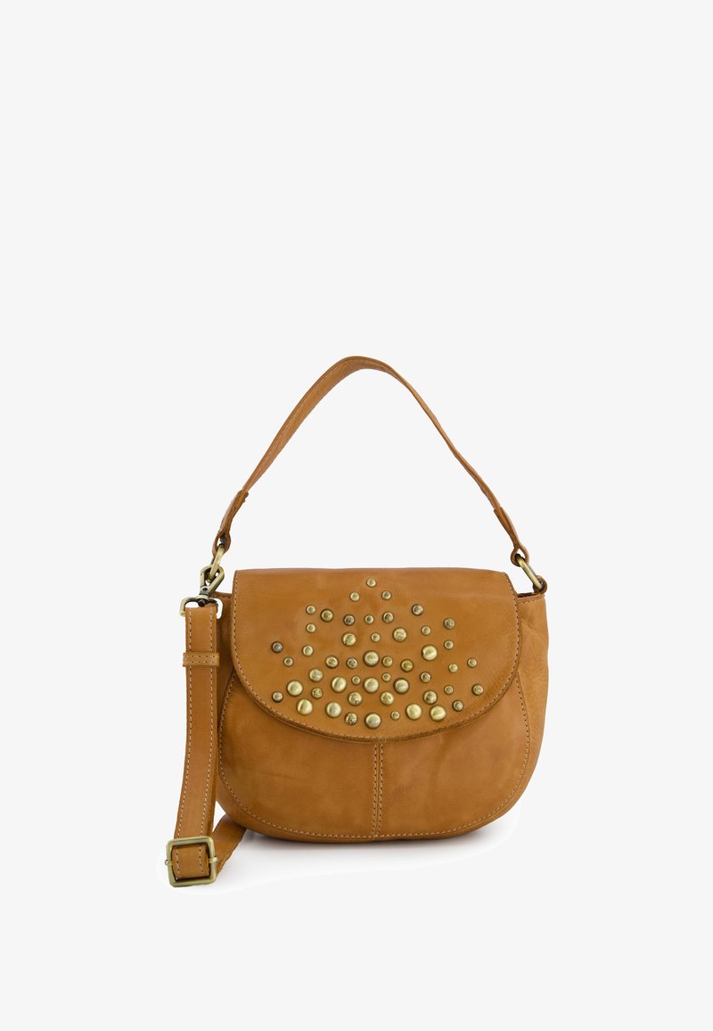 Tan leren schoudertas met een gebogen klep en studs. Heeft een afneembare schouderband en een soepele textuur. Versierd met gouden hardware accenten.