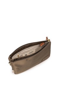 Borsa in tessuto verde oliva con chiusura a zip; texture liscia, accessoristica in tonalità oro e foderatura interna beige con etichetta.