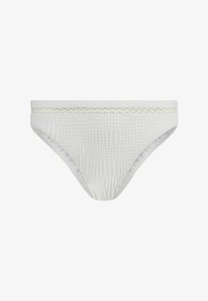 Bela bikinka, ki ima teksturirano tkanino z valovitimi vzorci in okrasnim pletenim pasom za dodatne podrobnosti.