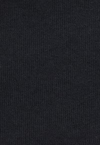 Tessuto a maglia nera a coste caratterizzato da un motivo testurizzato, che mostra una superficie uniforme con linee verticali e un aspetto morbido.