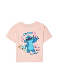 Różowa koszulka bawełniana z niebieską postacią z kreskówki o dużych uszach i pluszową zabawką, oznaczona napisem: "STITCH kocha twoje przytulanie."