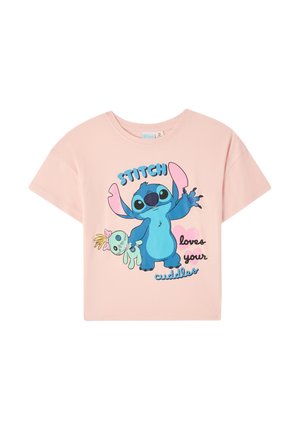 T-shirt di cotone rosa con un personaggio dei cartoni animati blu con grandi orecchie e un peluche, con la scritta: "STITCH ama i tuoi abbracci."