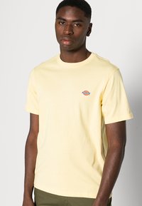 Dickies MAPLETON - T-shirt básica - pale banana