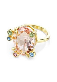 Guldring med en oval lyserød ædelsten, omkranset af grønne, blå og lyserøde detaljer. Glat overflade med skinnende finish.