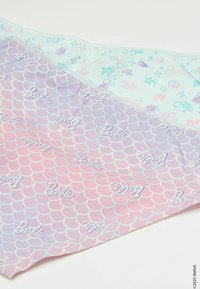 Vícebarevné spodní prádlo se světle modrým vrškem s podvodními motivy a vzorem mořských hvězd v purpurové a růžové barvě na spodní části.