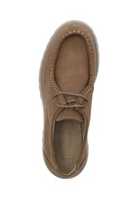 Zapato de ante marrón con punta redonda, frente con cordones y costuras beis. La suela de goma proporciona tracción. El interior cuenta con el logotipo de la marca.