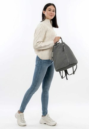 Grauem Kordelzug-Rucksack aus strukturiertem Material, mit glattem Boden, Lederakzenten und verstellbaren Trägern.