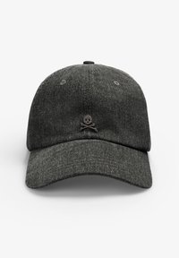 Gorra de algodón gris oscuro con visera curvada y logotipo de calavera y huesos cruzados bordado en la parte frontal. Cuenta con seis ojales de ventilación.