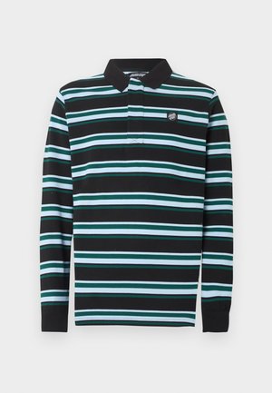 Μακρυμάνικο πόλο με οριζόντιες ρίγες σε μαύρο, άσπρο και τιρκουάζ, μαύρο γιακά και μικρό στρογγυλό λογότυπο στο αριστερό στήθος.