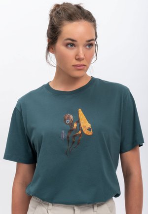 T-shirt en coton bleu canard foncé avec un design graphique de formes abstraites en orange, marron et violet, de coupe relaxée et à manches courtes.