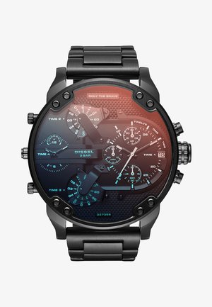 Zwarte roestvrijstalen horloge met meerdere wijzerplaten, een gradient wijzerplaat van rood naar blauw, vet accentueerpunten, fluorescerende wijzers en een gestructureerd oppervlak.