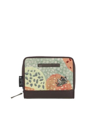 Piccolo portafoglio rettangolare con zip con motivo astratto pastello, base marrone scuro e figura di gatto argentata con ali sul davanti.