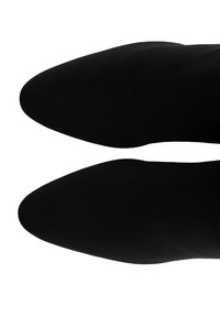 Czarne botki do kostki z ostrym noskiem, wykonane z gładkiego materiału, z elegancką sylwetką w jednolitym kolorze, bez widocznego wykończenia ani wzorów.