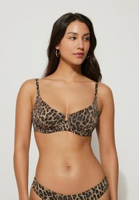 Sostén de estampado de leopardo con tirantes ajustables y cierre frontal. Ofrece una textura suave y una forma natural, complementando con bragas a juego.
