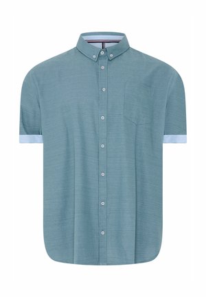 Camisa azul claro de manga corta con botones, cuello abotonado, bolsillo frontal en el pecho y ribete blanco en los puños.