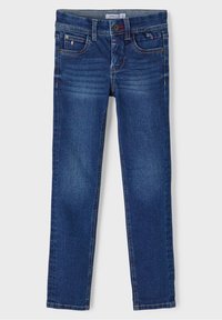 Jean slim bleu foncé à cinq poches, fermeture par bouton et zip, détails subtils d'usure, et petite étiquette de marque sur la poche avant.