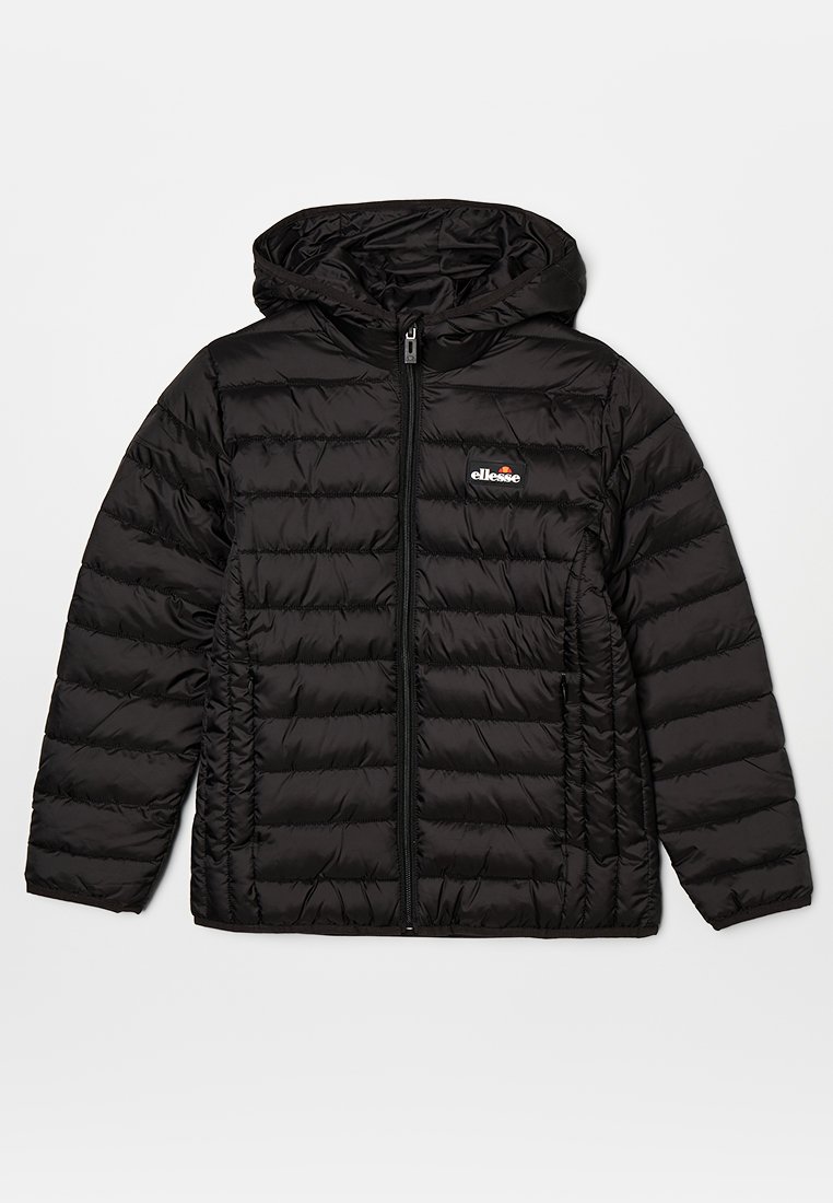 Schwarze Pufferjacke mit Kapuze, horizontal gesteppten Abschnitten, Reißverschluss und kleinem Logo auf der Brust. Glattes, glänzendes Material.