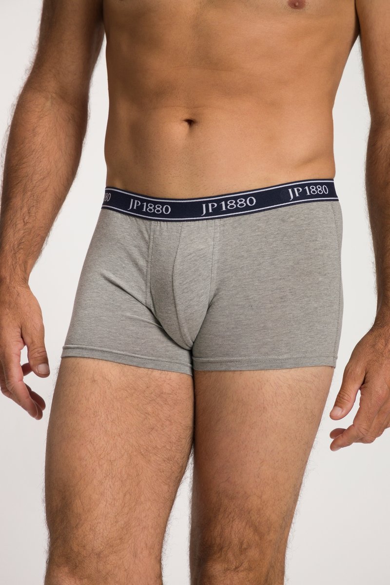 Männlicher Torso und obere Beine, getragen graue Boxershorts mit einem marineblauen Bund mit der Aufschrift "JP 1880" vor einfarbigem Hintergrund.