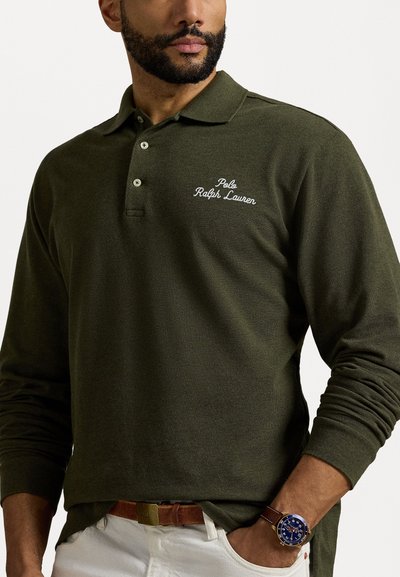 Olajzöld, hosszú ujjú pólóing texturált felülettel, három gombbal és „Polo Ralph Lauren” fehér hímzéssel.