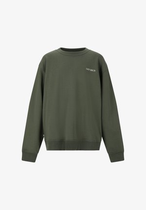 Tumma vihreä collegepaita ja siihen sopivat jogger-housut, jotka on valmistettu pehmeästä kankaasta. Valkoiset tennarit ja tumma hattu täydentävät asun. Minimalistinen muotoilu logoyksityiskohdalla.