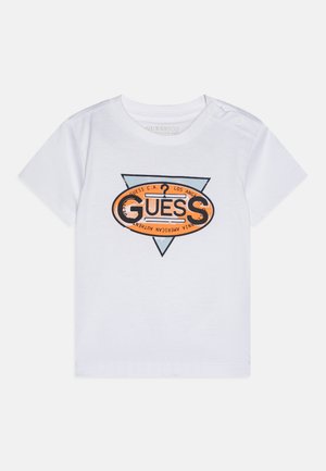 Balta medvilninė T-shirt marškinėliai su trikampiu grafiniu logotipu oranžinės, juodos ir mėlynos spalvų. Prisegimo mygtukas ant peties, leidžiantis lengvai apsirengti.