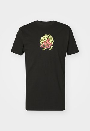 Sort T-shirt med korte ærmer med neon gul og pink grafik af et stiliseret flammende kattehoved og ordet "KINGDOM" over det.