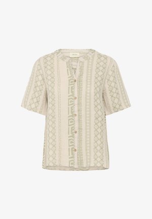 Kratký rukáv blúzka v krémovej farbe s zelenými geometrickými vzormi, s gombíkovým zapínaním na prednej strane a okrúhlym výstrihom. Ľahká, textúrovaná tkanina.